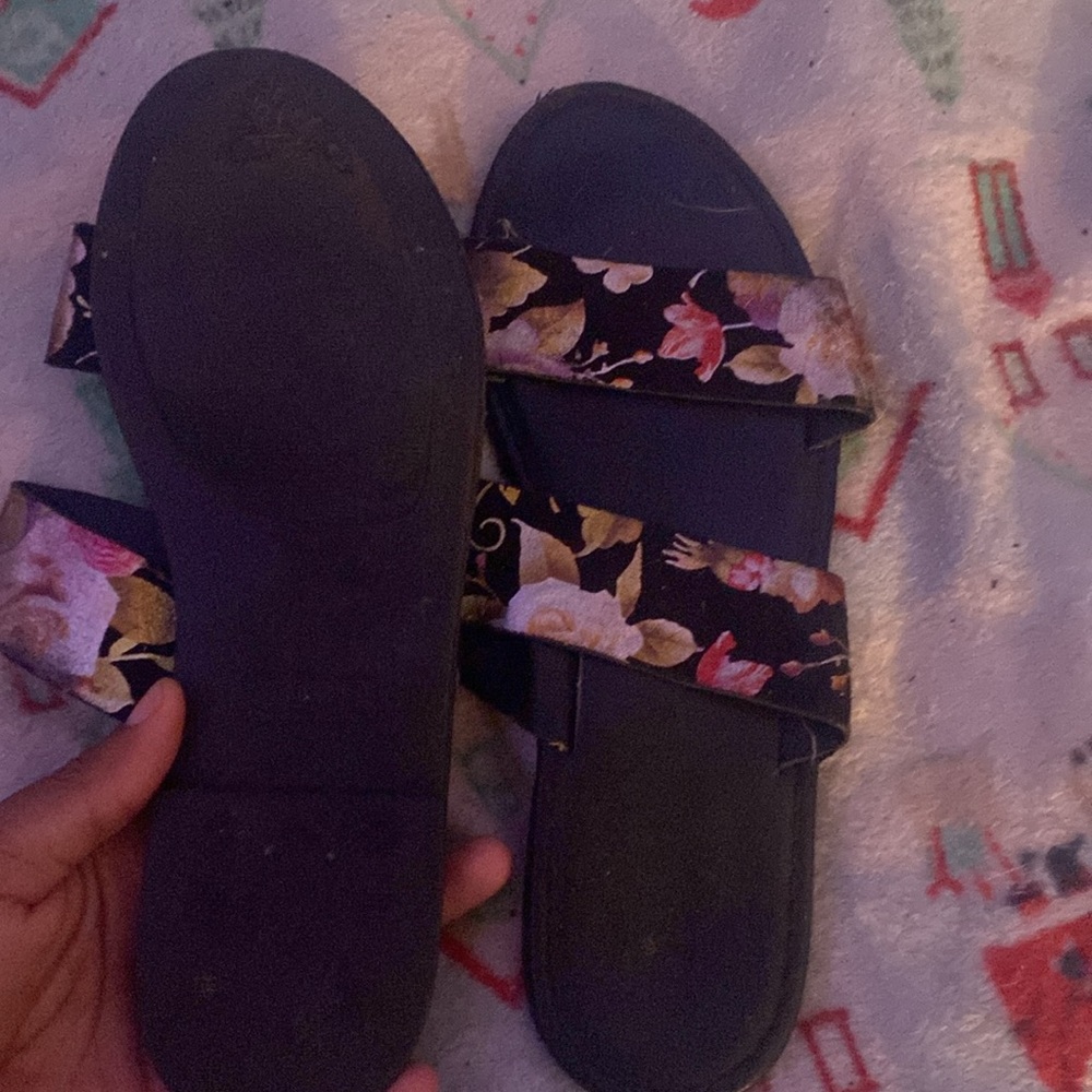Size 6 1/2 Flower Sandals by Rouge 🌸. - Picture 4 of 4